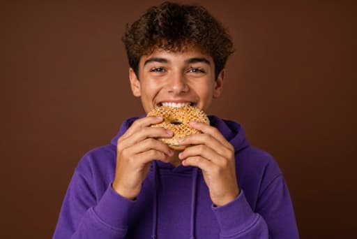 Un client mord dans un bagel, carte de fidélité au wallet