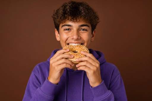 Un client mord dans un bagel, carte de fidélité au wallet
