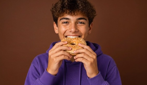 Un client mord dans un bagel dans un café de quartier