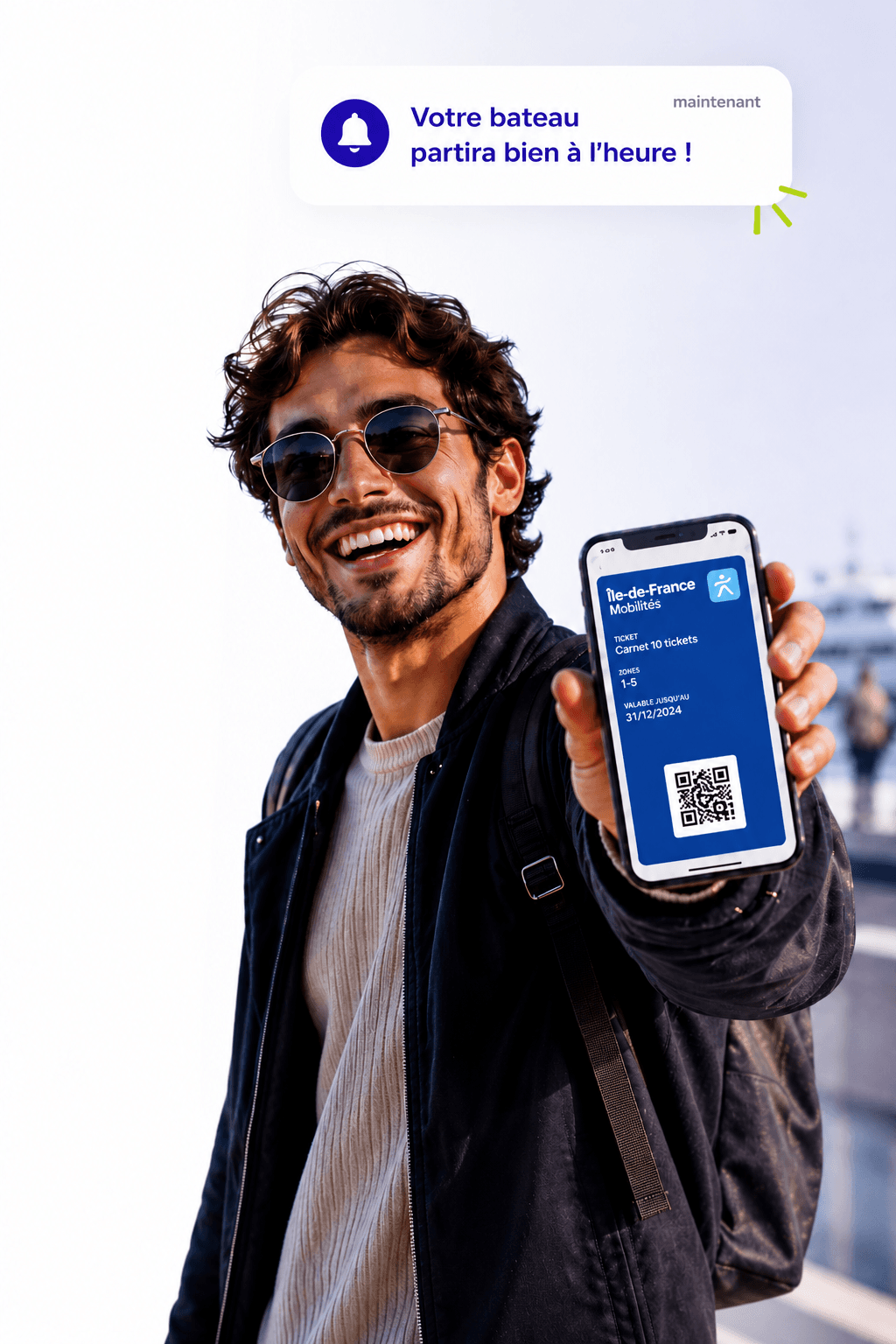 Voyageur présentant son ticket dans le wallet avec une notification « Votre bateau partira bien à l'heure ! »