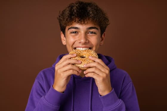 Un client mord dans un bagel d'AU BON BAGEL