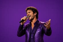 Un chanteur sur scène au Festival Lumière