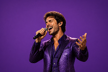 Un chanteur sur scène au Festival Lumière