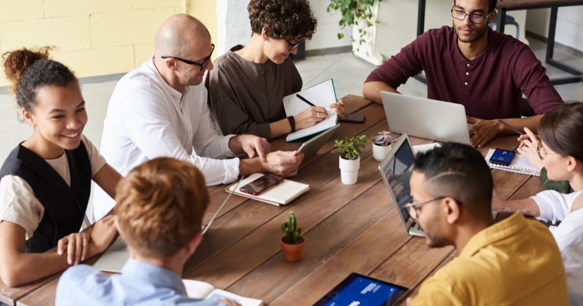 Une équipe marketing choisit sa solution mobile wallet