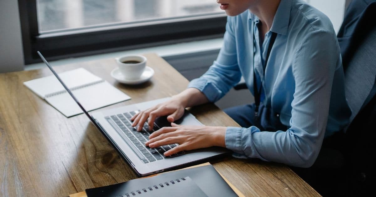 Une professionnelle travaille sur son ordinateur portable dans un bureau
