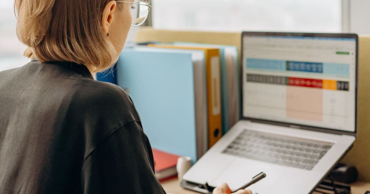 Professionnelle configurant la connexion du wallet mobile marketing aux logiciels d'entreprise