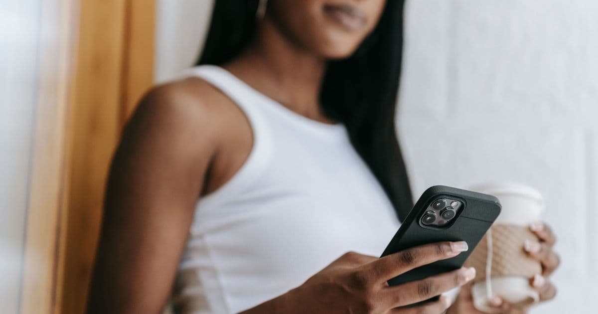 Femme sur son smartphone recevant une notification de mobile wallet marketing ou SMS marketing